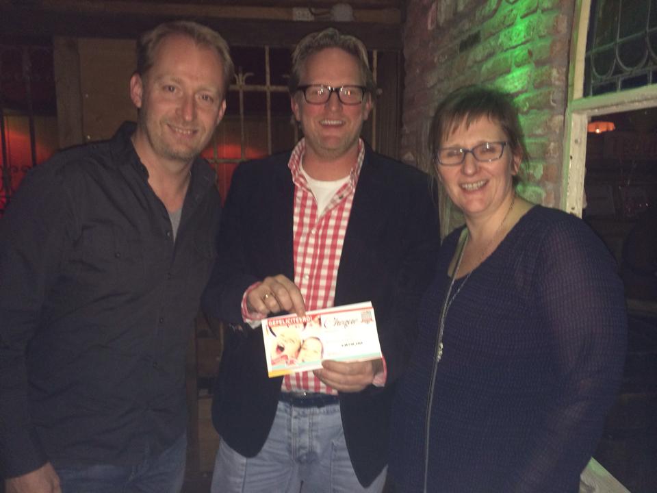 Flevo Bestuur met cheque Flevo Bestuur met cheque
