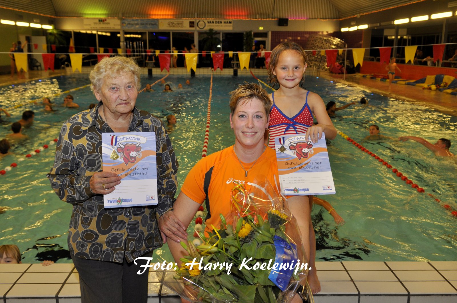 Cher Korver met oudste en jongste deelnemer
